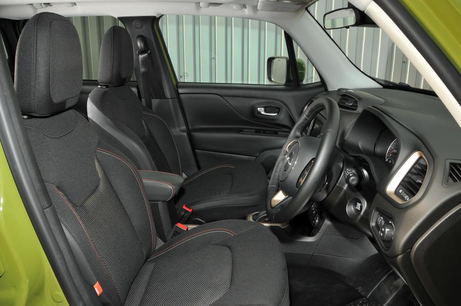 Интерьер Jeep Renegade 75th Anniversary 2016 года  (UK) (фото 14 из 14)